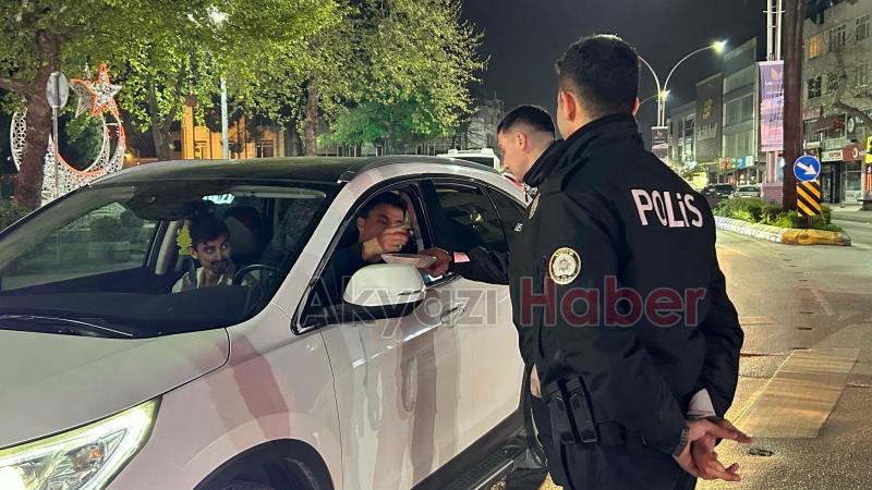 Ekiplerin şeker ikramını görerek bir tepsi baklava getirdi