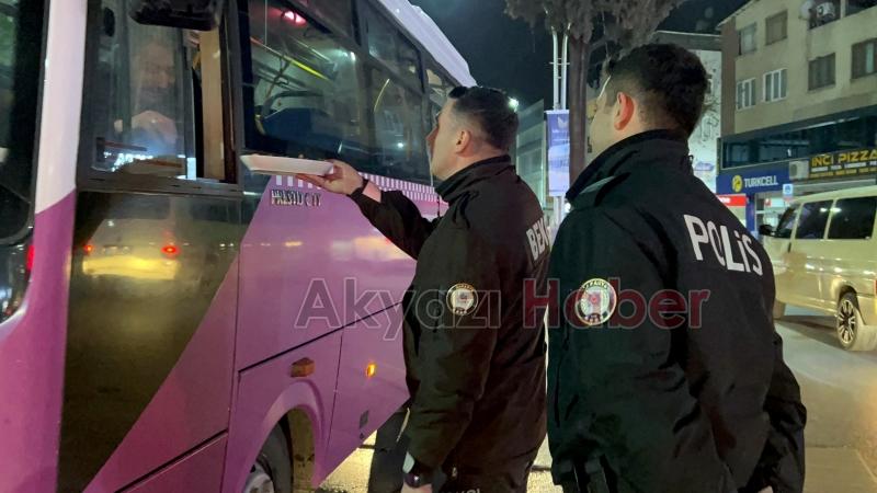 Ekiplerin şeker ikramını görerek bir tepsi baklava getirdi