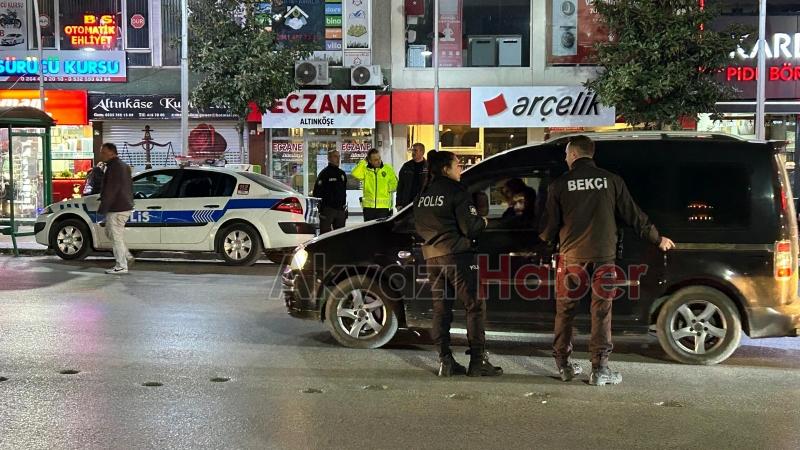 Ekiplerin şeker ikramını görerek bir tepsi baklava getirdi