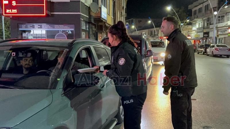 Ekiplerin şeker ikramını görerek bir tepsi baklava getirdi