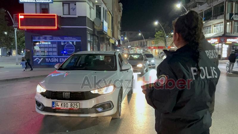 Ekiplerin şeker ikramını görerek bir tepsi baklava getirdi