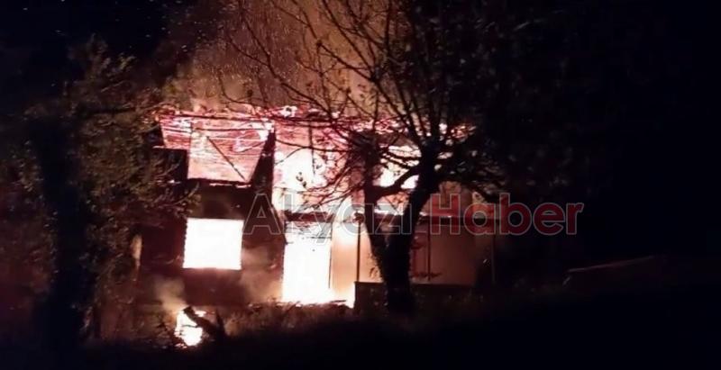 Elektrikli battaniye evi kül etti