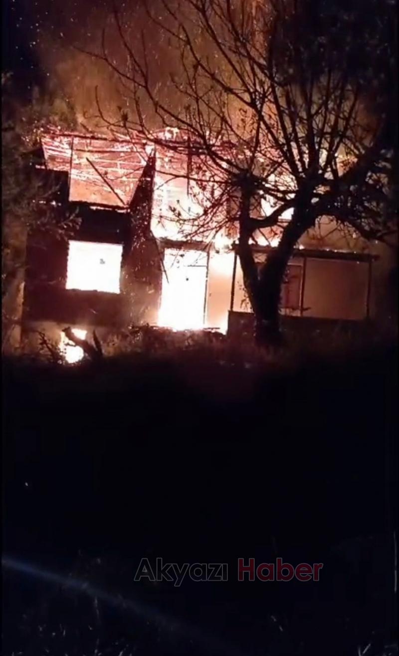 Elektrikli battaniye evi kül etti