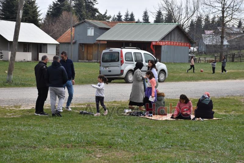 Yaylada mangal yapıp eğlendiler
