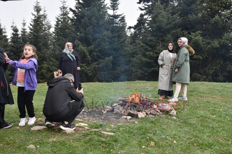 Yaylada mangal yapıp eğlendiler