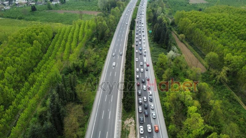 Otoyolda dönüş yoğunluğu trafiği durdurdu