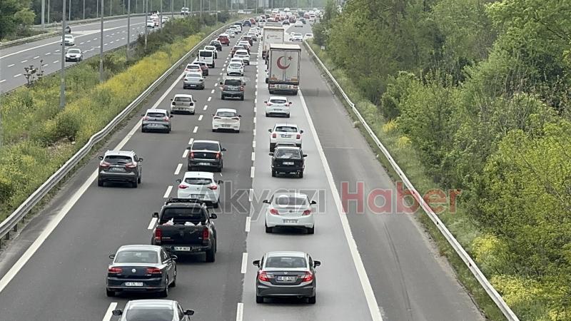 Otoyolda dönüş yoğunluğu trafiği durdurdu