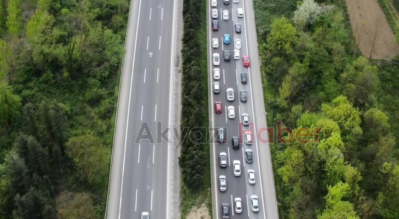 Otoyolda dönüş yoğunluğu trafiği durdurdu
