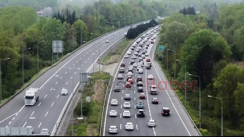 Otoyolda dönüş yoğunluğu trafiği durdurdu
