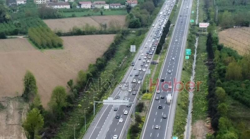 Otoyolda dönüş yoğunluğu trafiği durdurdu