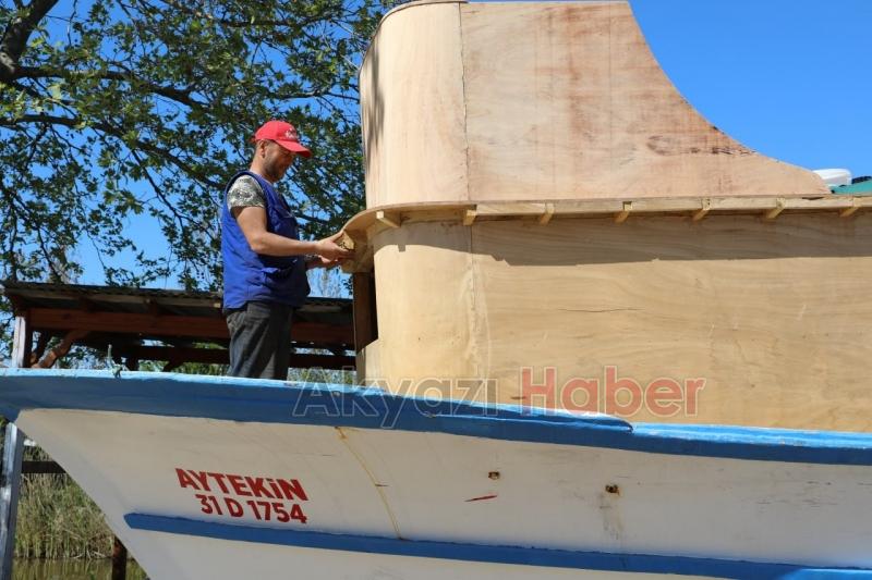 Balıkçılar ağ ve teknelerini onarıyor