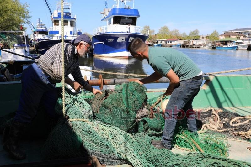 Balıkçılar ağ ve teknelerini onarıyor