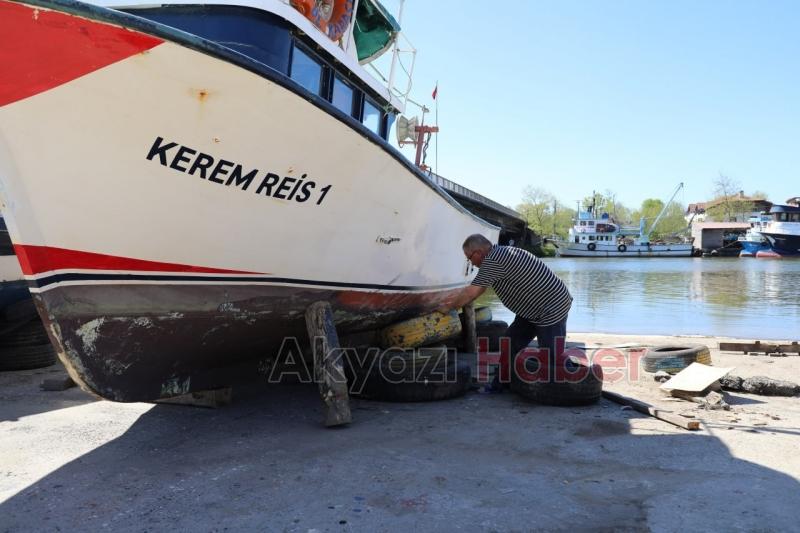 Balıkçılar ağ ve teknelerini onarıyor