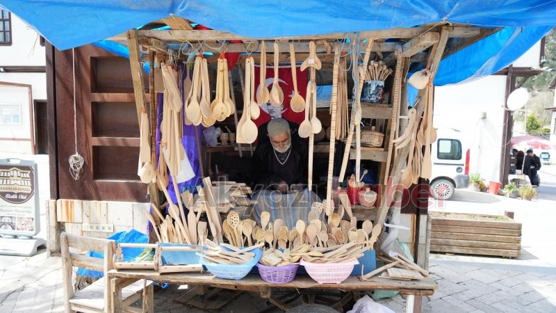 Şimşirden ürettiği kaşıklarla 68 yıldır geçimini sağlıyor