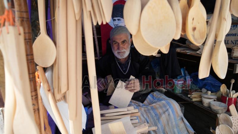 Şimşirden ürettiği kaşıklarla 68 yıldır geçimini sağlıyor