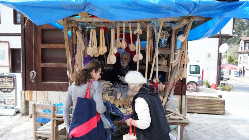 Şimşirden ürettiği kaşıklarla 68 yıldır geçimini sağlıyor