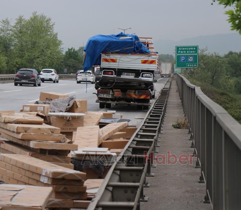 Kaza yapan kamyonetteki mobilyalar otoyola saçıldı