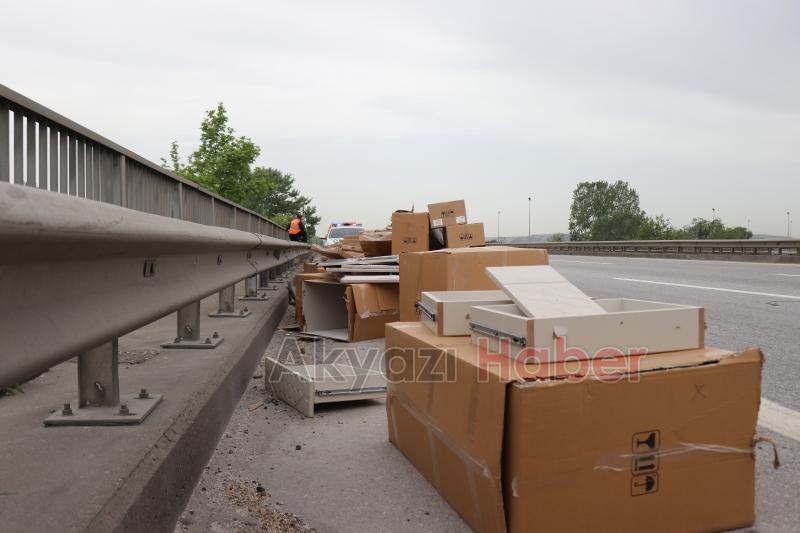 Kaza yapan kamyonetteki mobilyalar otoyola saçıldı