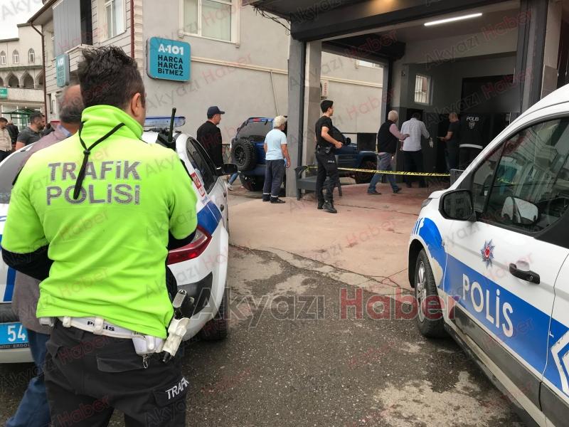 Husumetlisinin Dizine Sıktı