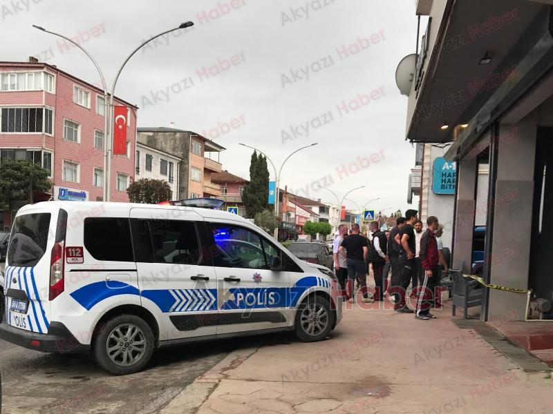 Husumetlisinin Dizine Sıktı