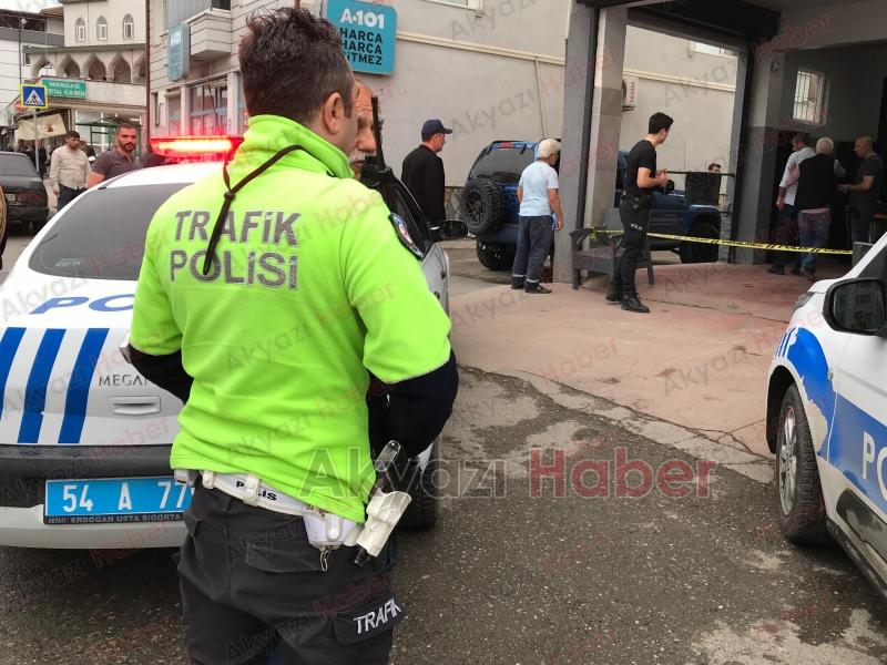 Husumetlisinin Dizine Sıktı