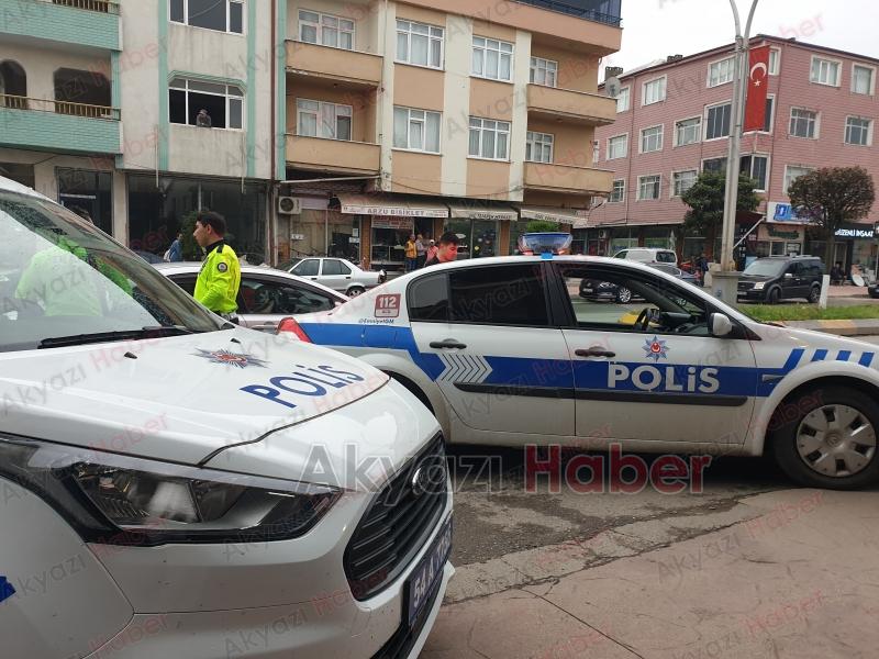 Husumetlisinin Dizine Sıktı