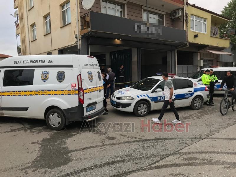 Husumetlisinin Dizine Sıktı