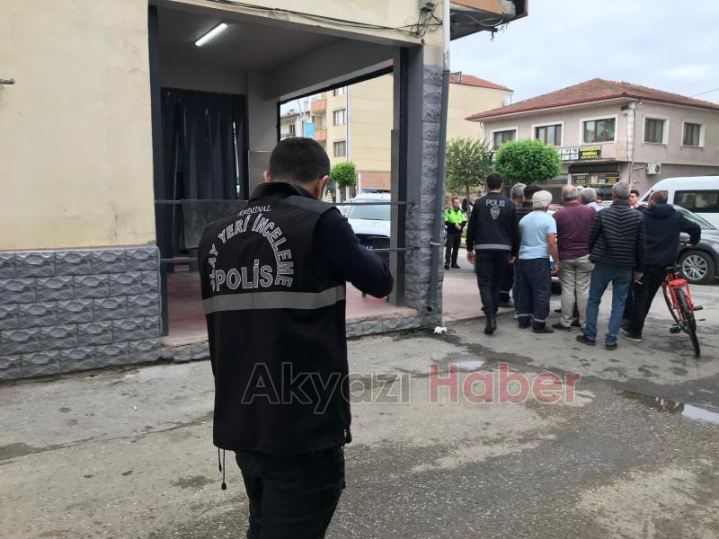 Husumetlisinin Dizine Sıktı