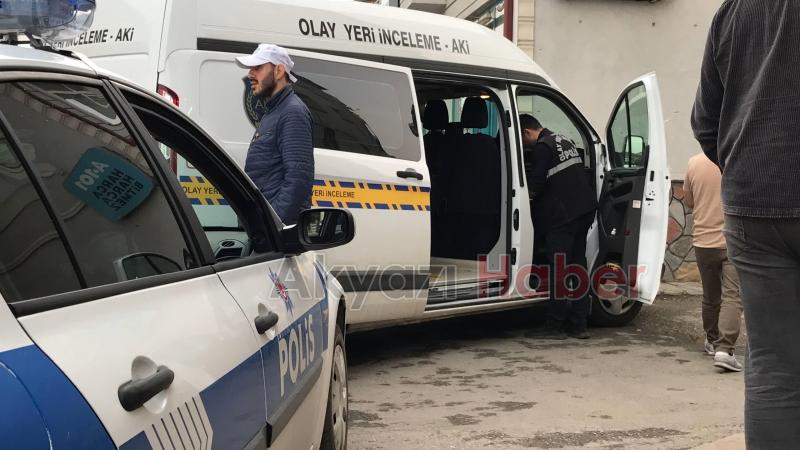 Husumetlisinin Dizine Sıktı