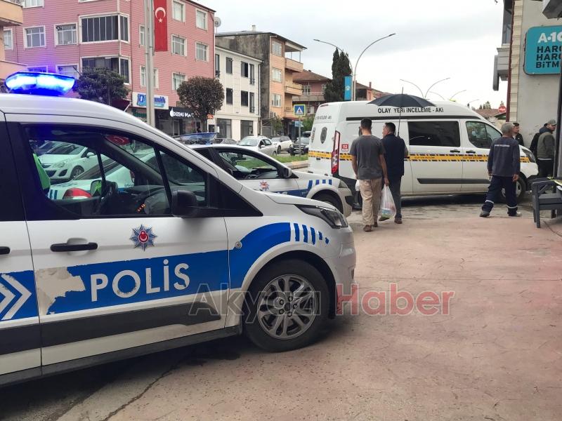 Husumetlisinin Dizine Sıktı