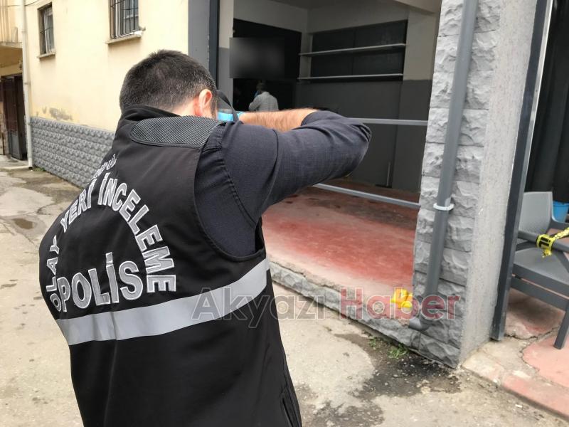 Husumetlisinin Dizine Sıktı