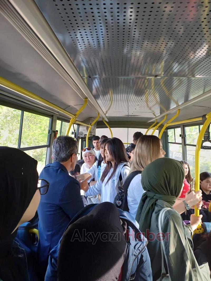 Makam aracı kullanmayan belediye başkanı işe otobüsle gidiyor