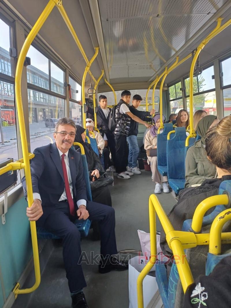 Makam aracı kullanmayan belediye başkanı işe otobüsle gidiyor