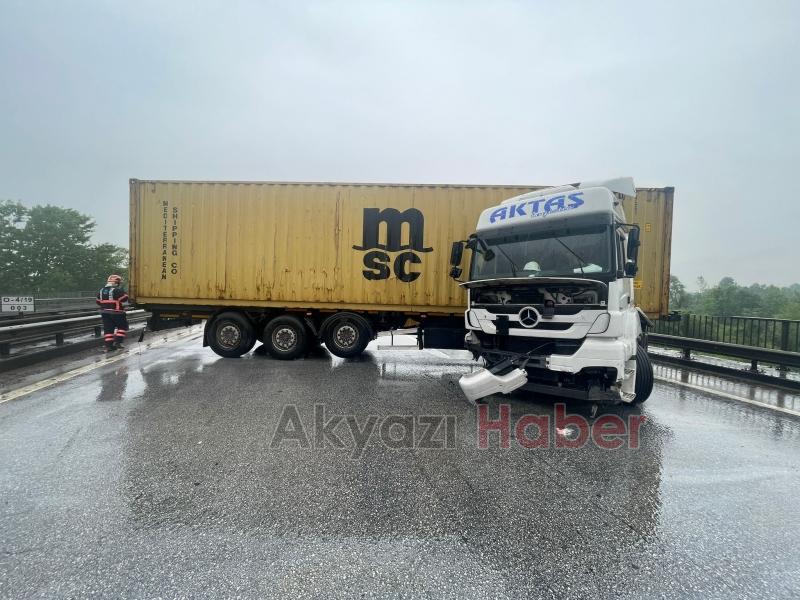 Sakarya'da otoyolu kilitleyen kaza