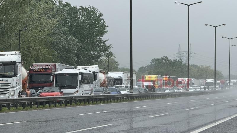 Sakarya'da otoyolu kilitleyen kaza