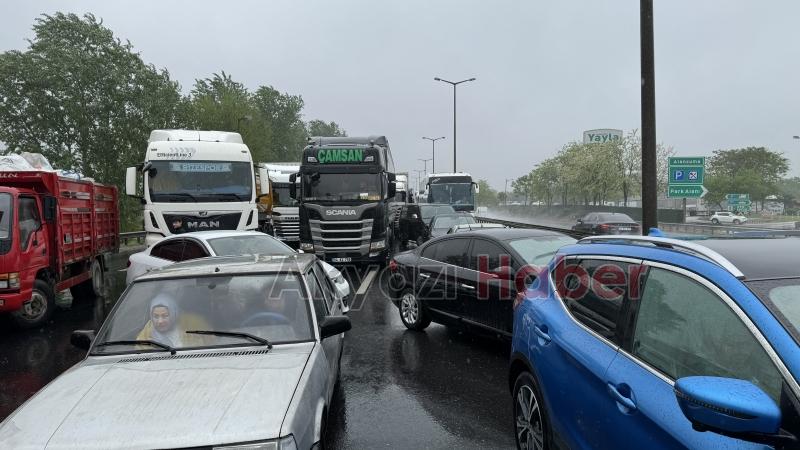 Sakarya'da otoyolu kilitleyen kaza