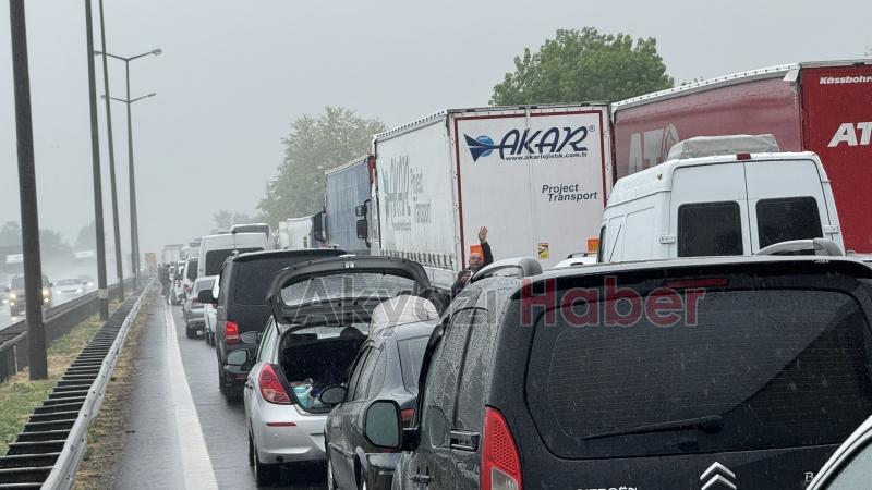 Sakarya'da otoyolu kilitleyen kaza