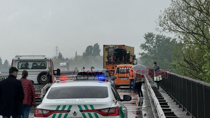 Sakarya'da otoyolu kilitleyen kaza