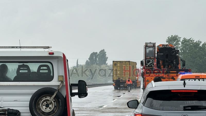 Sakarya'da otoyolu kilitleyen kaza