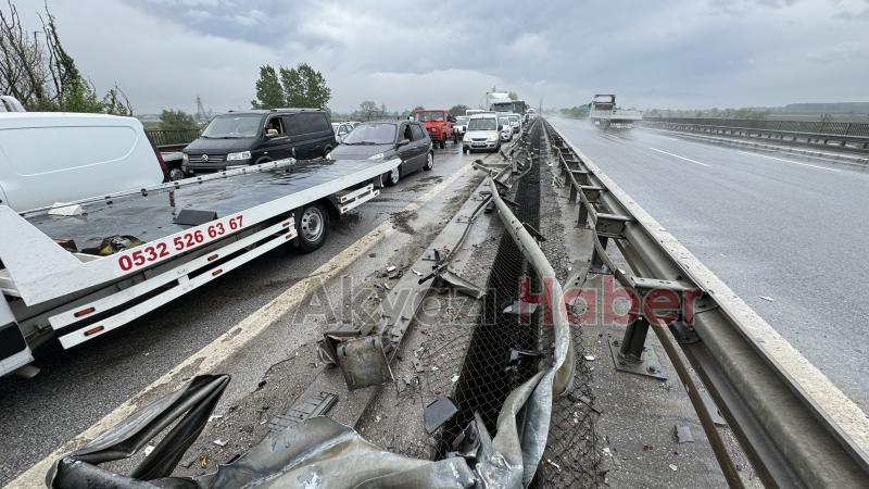 Sakarya'da otoyolu kilitleyen kaza