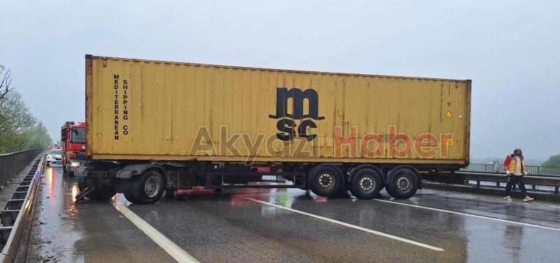 Sakarya'da otoyolu kilitleyen kaza