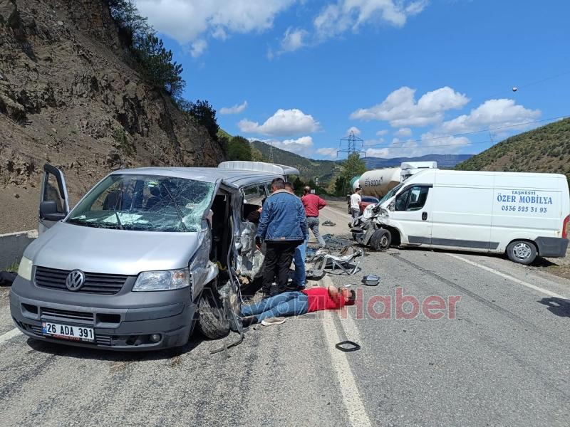 Üniversite öğrencilerini taşıyan araç kazaya karıştı: 15 yaralı