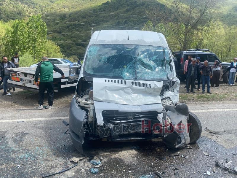 Üniversite öğrencilerini taşıyan araç kazaya karıştı: 15 yaralı