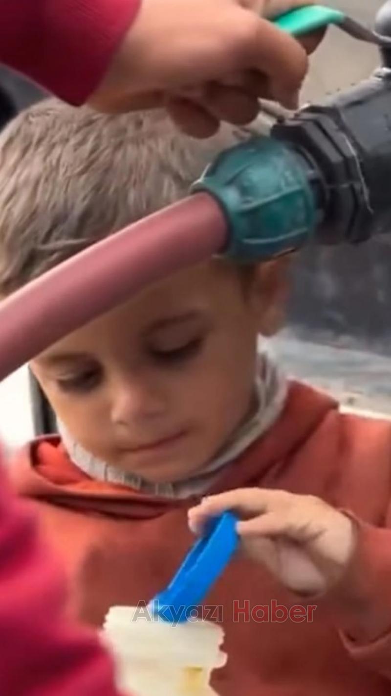 Gazze'de Filistinli çocuk, su damlalarıyla şişesini doldurdu