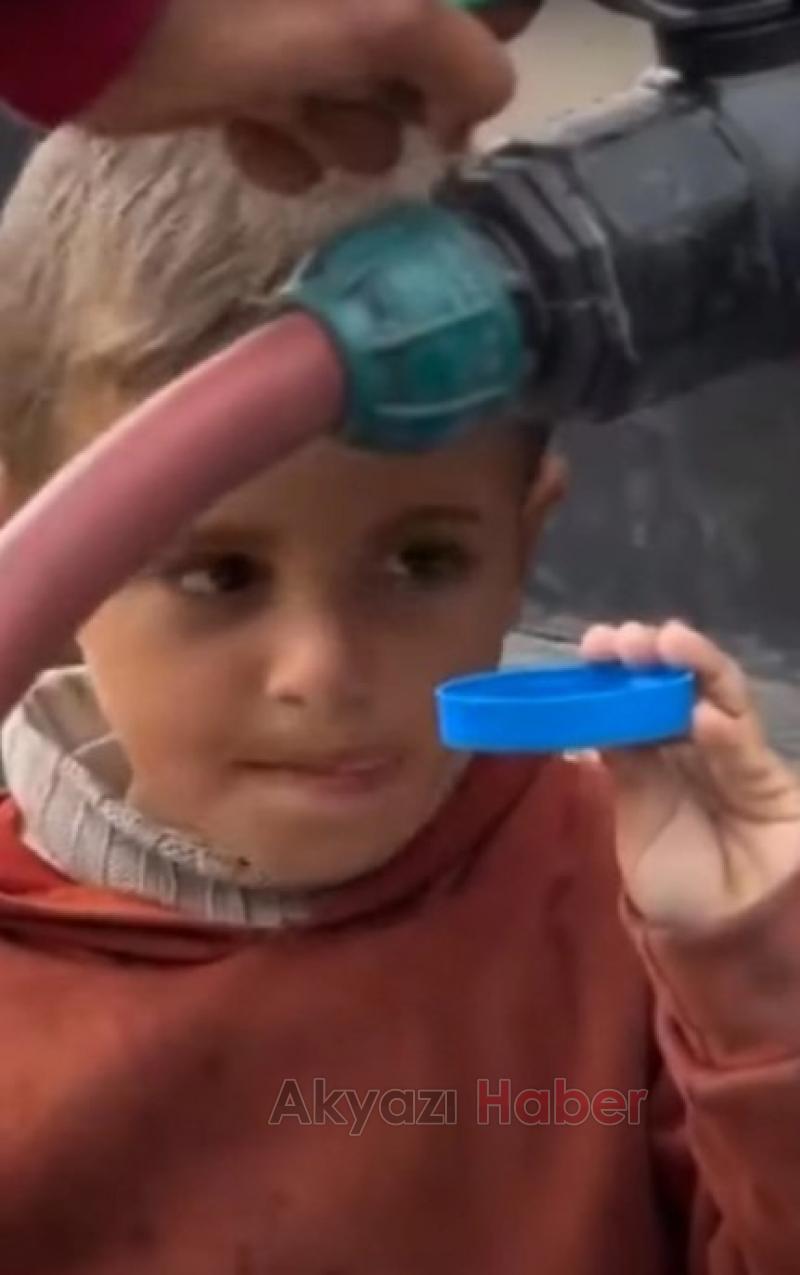 Gazze'de Filistinli çocuk, su damlalarıyla şişesini doldurdu