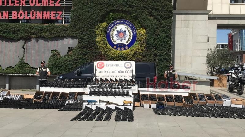 Operasyonda ele geçirilen silahlar sergilendi