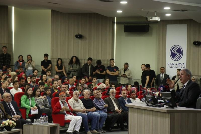 Hulusi Akar Sakarya'da konferansa katıldı