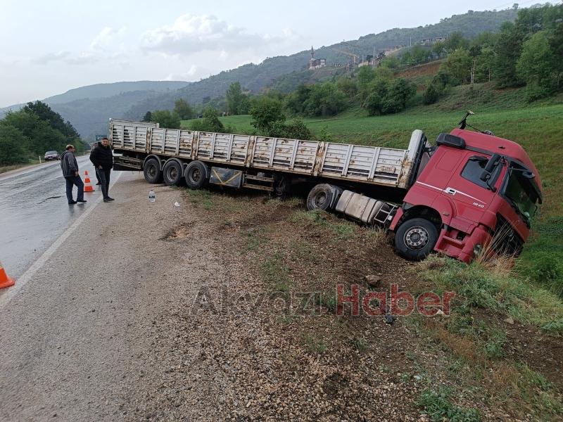 Kayan tır yoldan çıktı