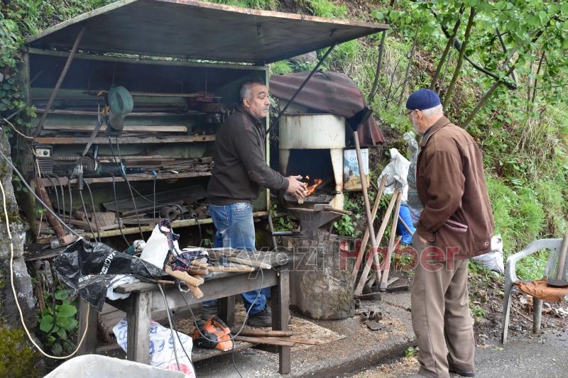 Seyyar demirci İlçe ilçe dolaşıp tamirat yaparak geçimini sağlıyor
