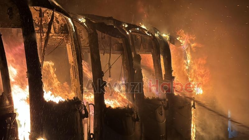 Alev alev yanan 15 araçtan geriye iskeletleri kaldı